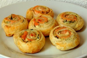 Lengvi ir skanūs sluoksniuotos tešlos suktinukai su lašiša