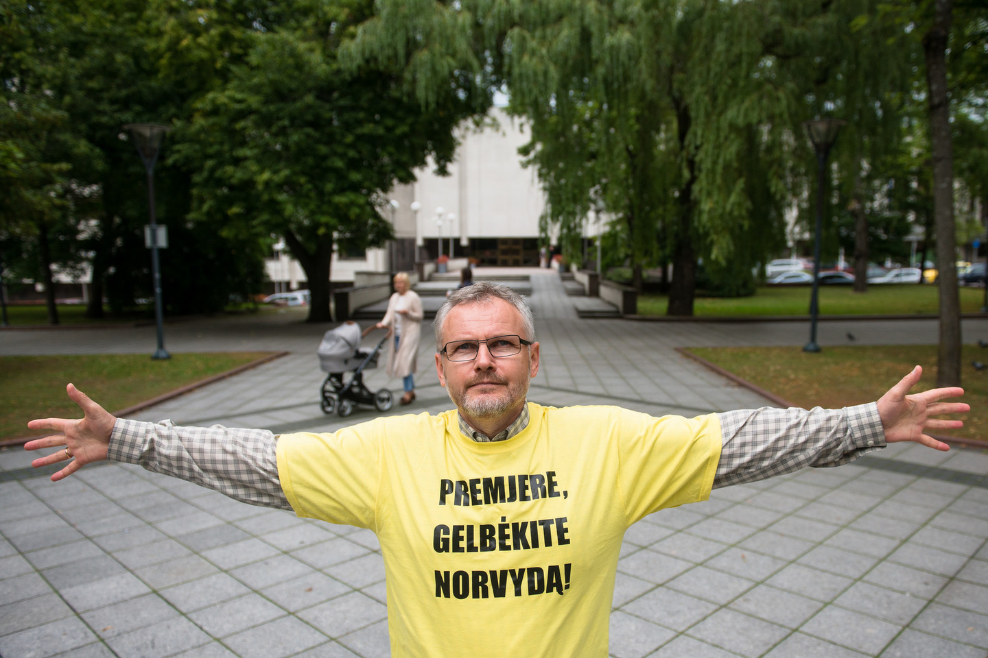 Pasidabinęs ryškiai geltonais marškinėliais su užrašu „Premjere, gelbėkite Norvydą!“, jis ramiai stovi ar vaikštinėja prie Vilniuje esančių Vyriausybės rūmų.<br>J. Stacevičiaus nuotr.