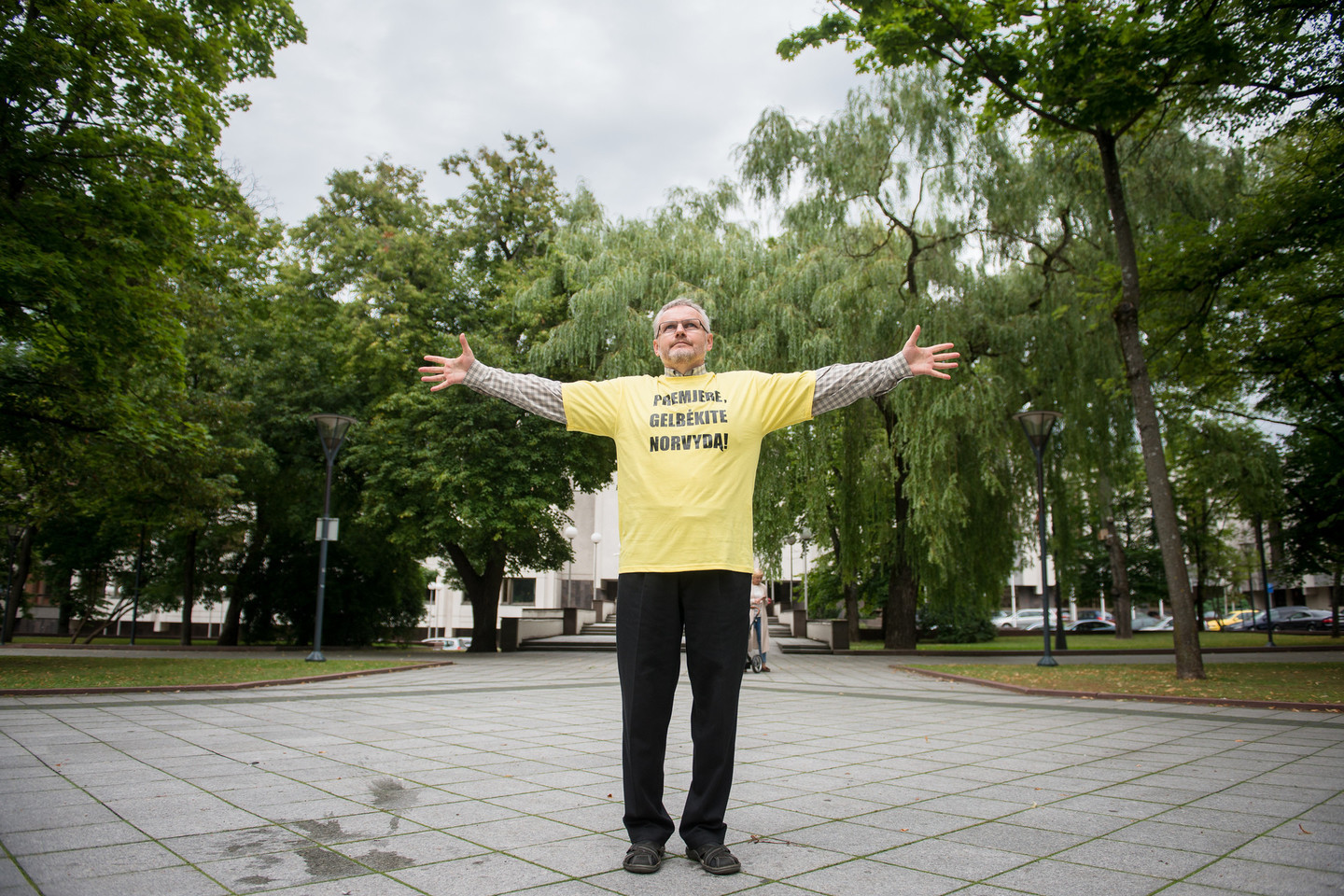Pasidabinęs ryškiai geltonais marškinėliais su užrašu „Premjere, gelbėkite Norvydą!“, jis ramiai stovi ar vaikštinėja prie Vilniuje esančių Vyriausybės rūmų.<br>J.Stacevičiaus nuotr.