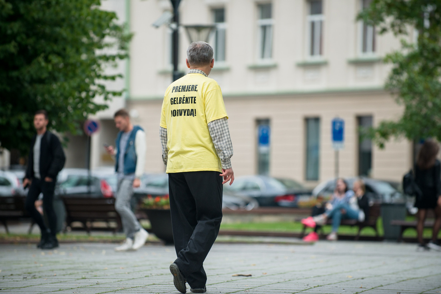 Pasidabinęs ryškiai geltonais marškinėliais su užrašu „Premjere, gelbėkite Norvydą!“, jis ramiai stovi ar vaikštinėja prie Vilniuje esančių Vyriausybės rūmų.<br>J.Stacevičiaus nuotr.