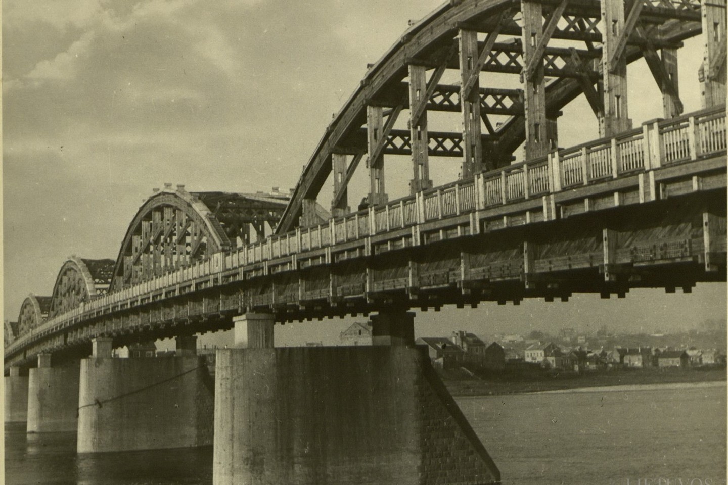 Po Antrojo pasaulinio karo atstatytas tiltas per Nemuną. Kaunas, 1950 m.<br>Lietuvos ypatingojo archyvo nuotr.