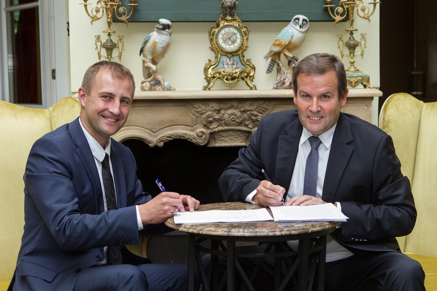 „Vičiūnų grupės“ atstovas Šarūnas Matijošaitis (kairėje) pasirašė frančižės sutartį su Hilton Worldwide“ vyresnysis viceprezidentas Patricku Fitzgibbonu.<br>Bendrovės nuotr.