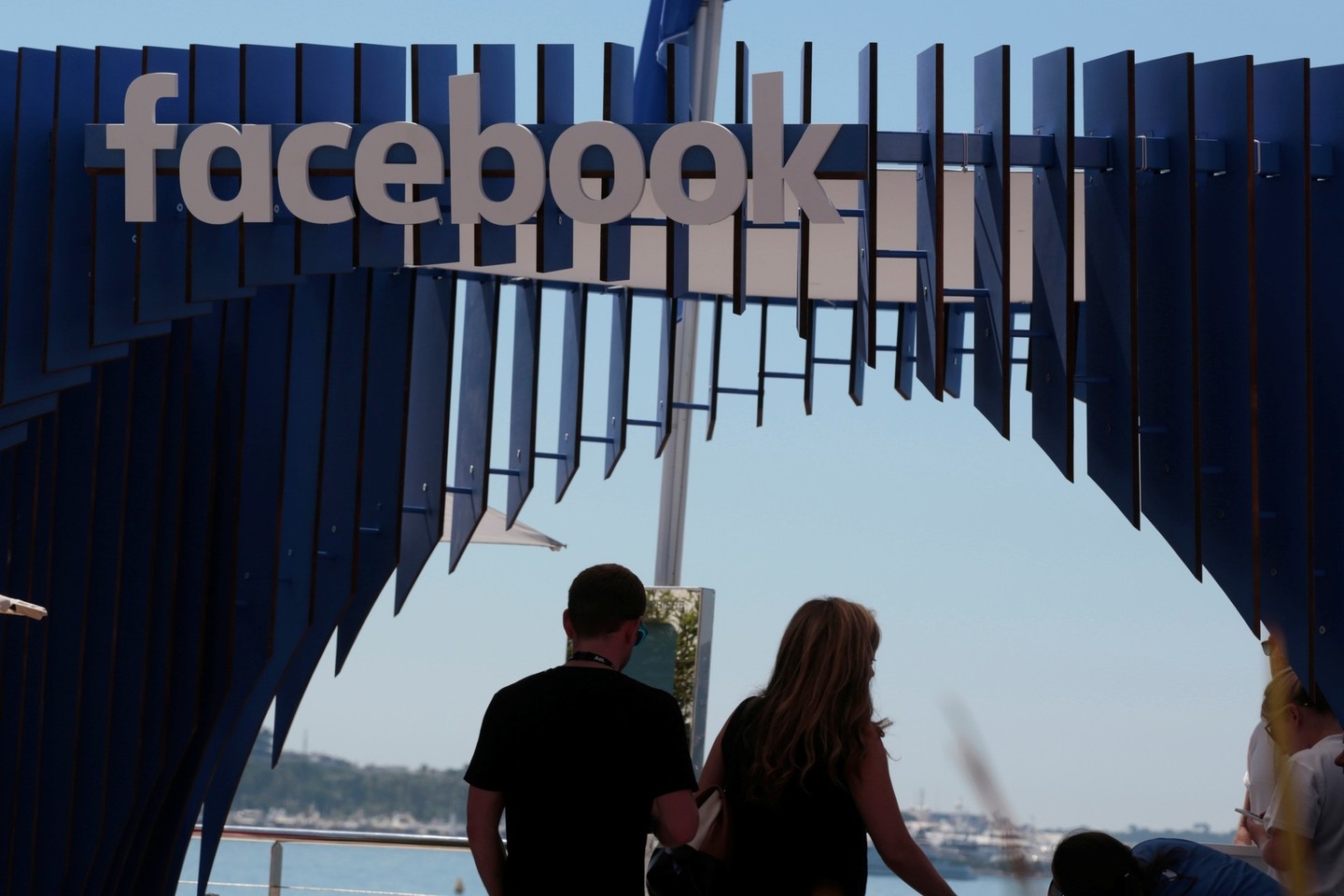„Facebook“ gali sekti net ir neprisiregistravusių naudotojų interneto paieškos informaciją.<br>Reuters/Scanpix nuotr.