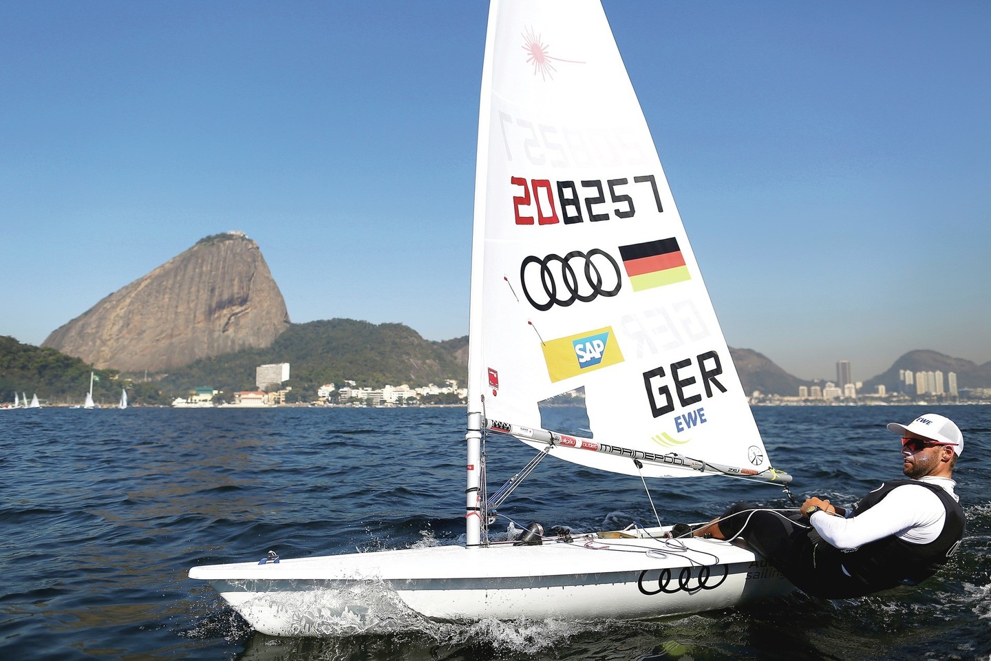 Vokietijos buriuotojo Ph.Buhlo jachtoje sumontuota įranga numato galimus srovių pokyčius olimpinėje trasoje.<br>„Reuters“ nuotr.