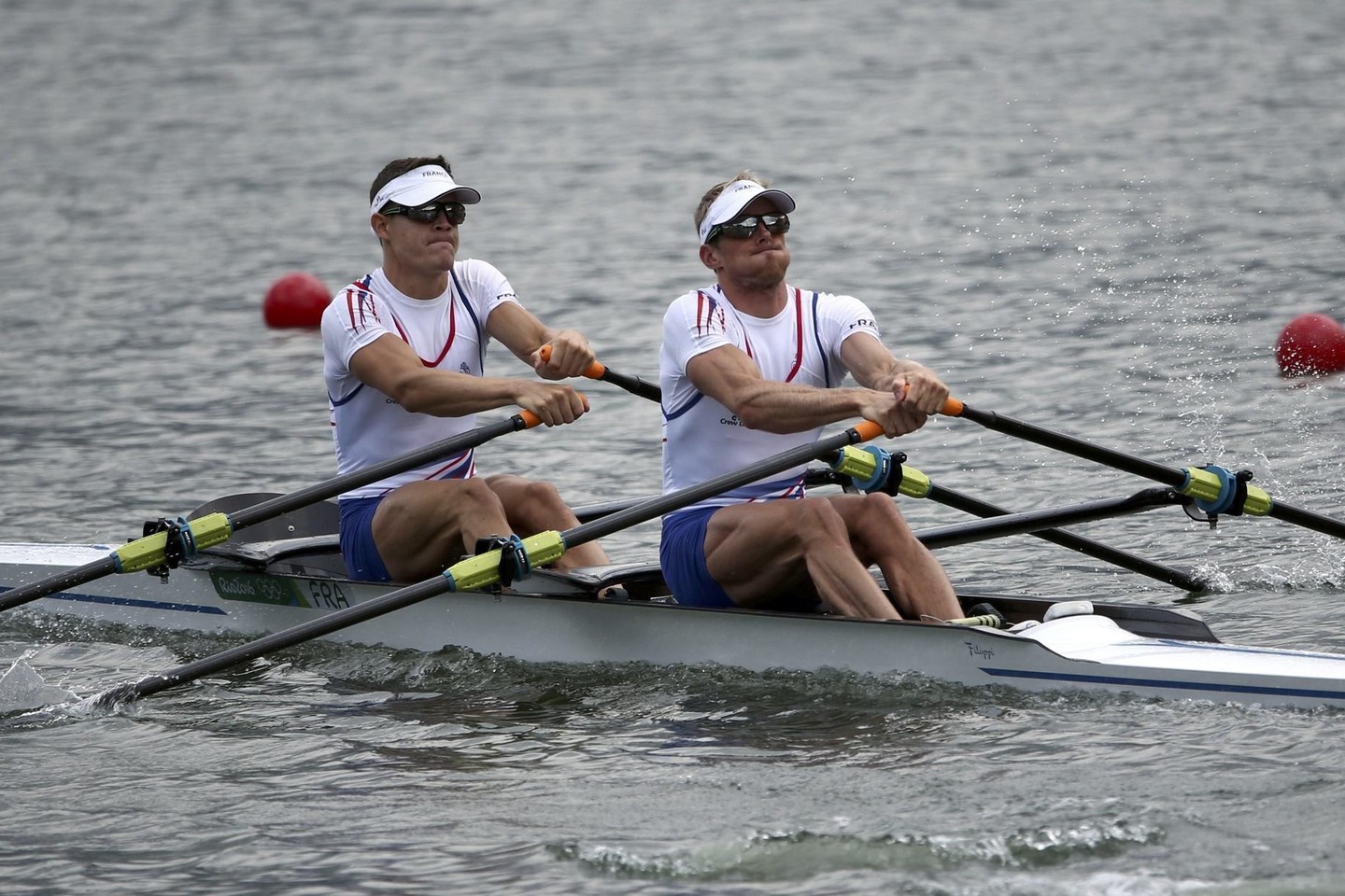 Vyrų lengvo svorio porinių dviviečių varžybose triumfavo prancūzai 22-ejų metų Pierre'as Houinas ir 27-erių metų Jeremie Azou