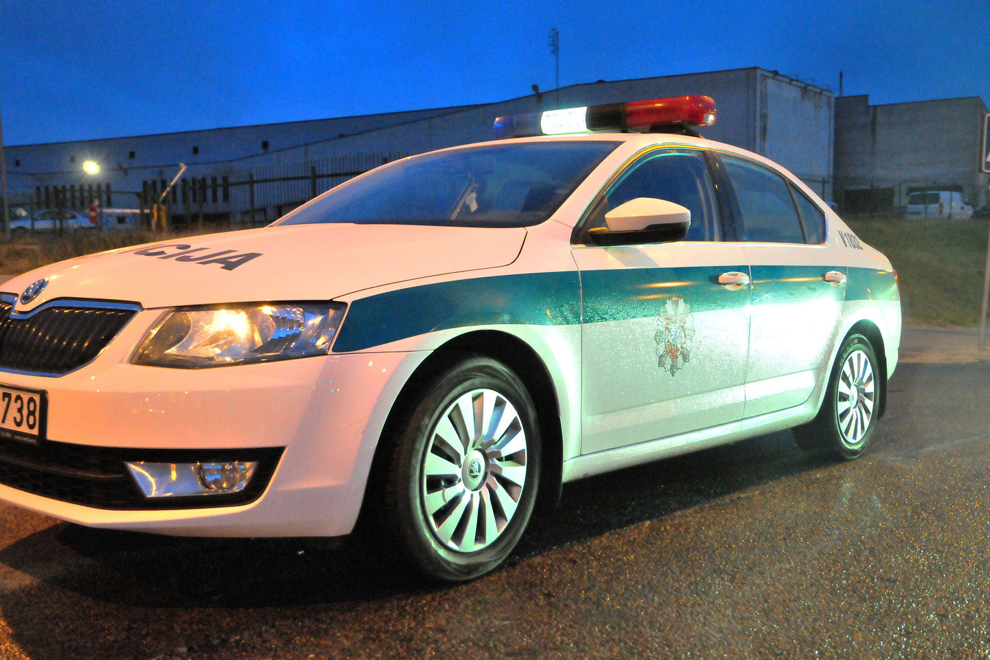 Ginkluoti asmenys užpuolė automobilį, kuriame buvo ir kūdikis.