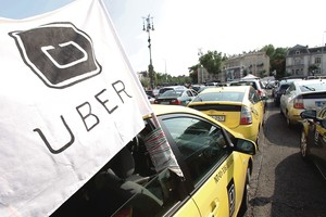 Lenkija užsimojo išguiti amerikietiškojo „Uber“ taksistus