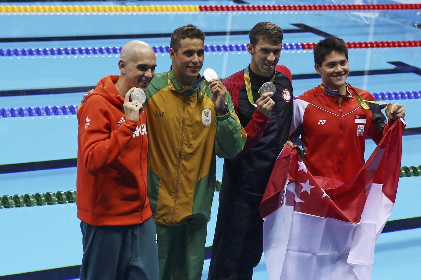 100 m plaukimo peteliške rungtyje sidabro medalius iškovojo net trys sportininkai.