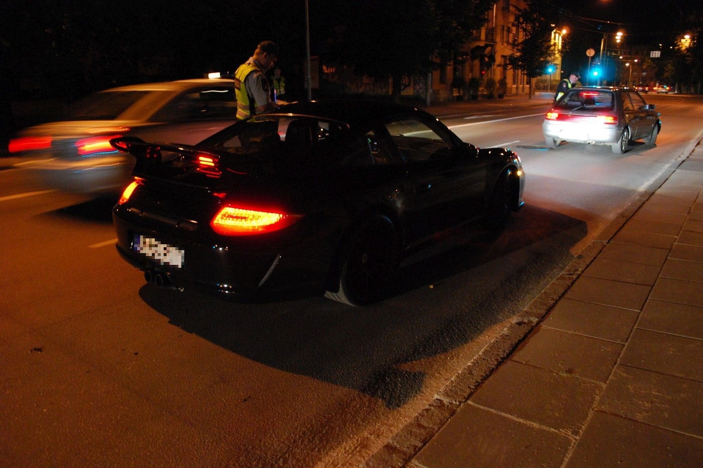 Išskirtinio „Porsche 911 GT3“ automobilio vairuotojui pareigūnai priekaištų neturėjo.<br>S. Rinkevičiaus nuotr.