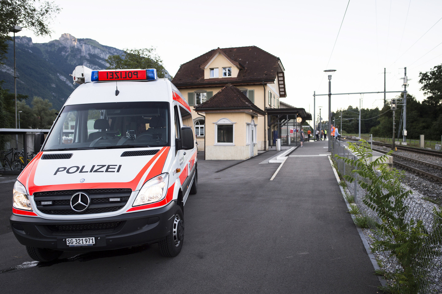 Per išpuolį Šveicarijos traukinyje dėl sužeidimų žuvo moteris ir užpuolikas.