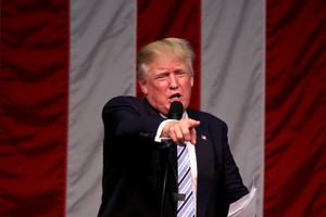 Donaldas Trumpas pradėjo grasinti žurnalistams