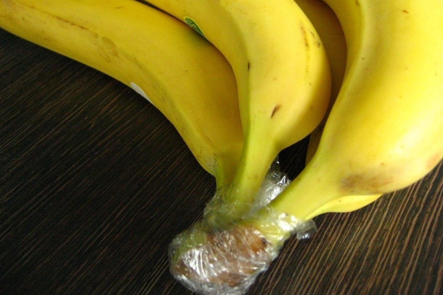 Bananų stiebus apvyniojus maistine plėvele, jie ilgiau išsaugos drėgmę, liks švieži ir skanūs.<br>lrytas.lt nuotr.