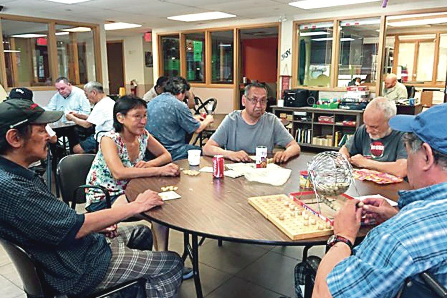 Reabilitacijos centro gyventojai ne tik susiranda draugų, su kuriais vakarus leidžia lošdami kortomis, bet ir gauna vyno. Tiesa, baltojo vyno taurė jiems įpilama visada tuo pat laiku ir griežtomis dozėmis.
