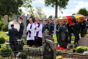 Nužudyto pareigūno laidotuvėse – minia žmonių ir garbės sargyba