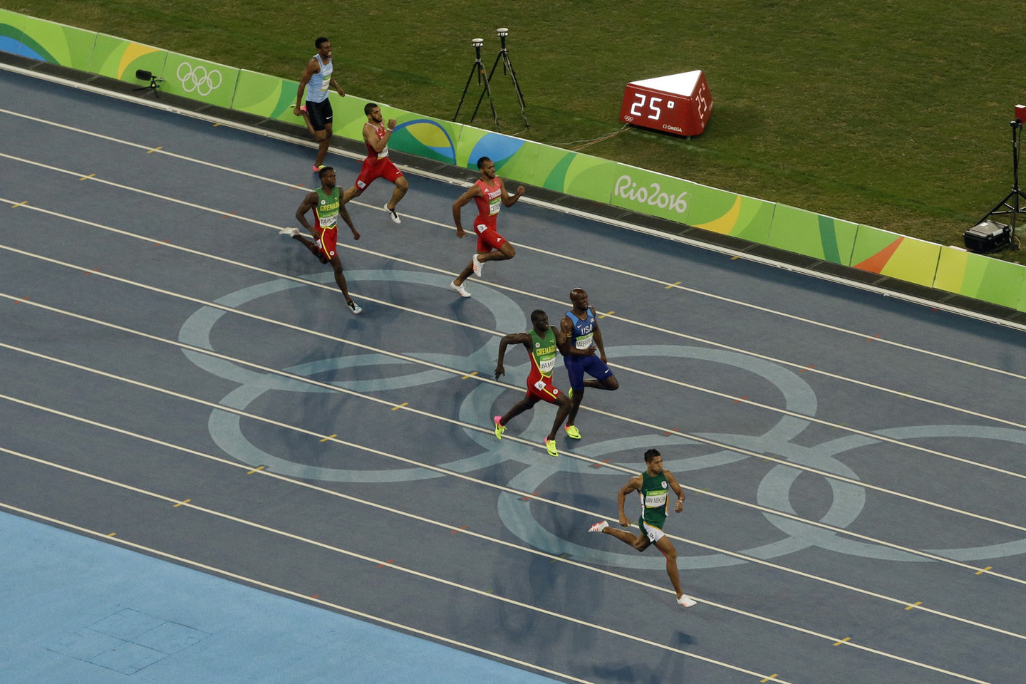 Wayde'as van Niekerkas pagerino pasaulio rekordą 400 m bėgimo finale.