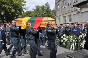 Mįslė: kodėl ginkluotas policininkas krito nuo keistuolio rankos