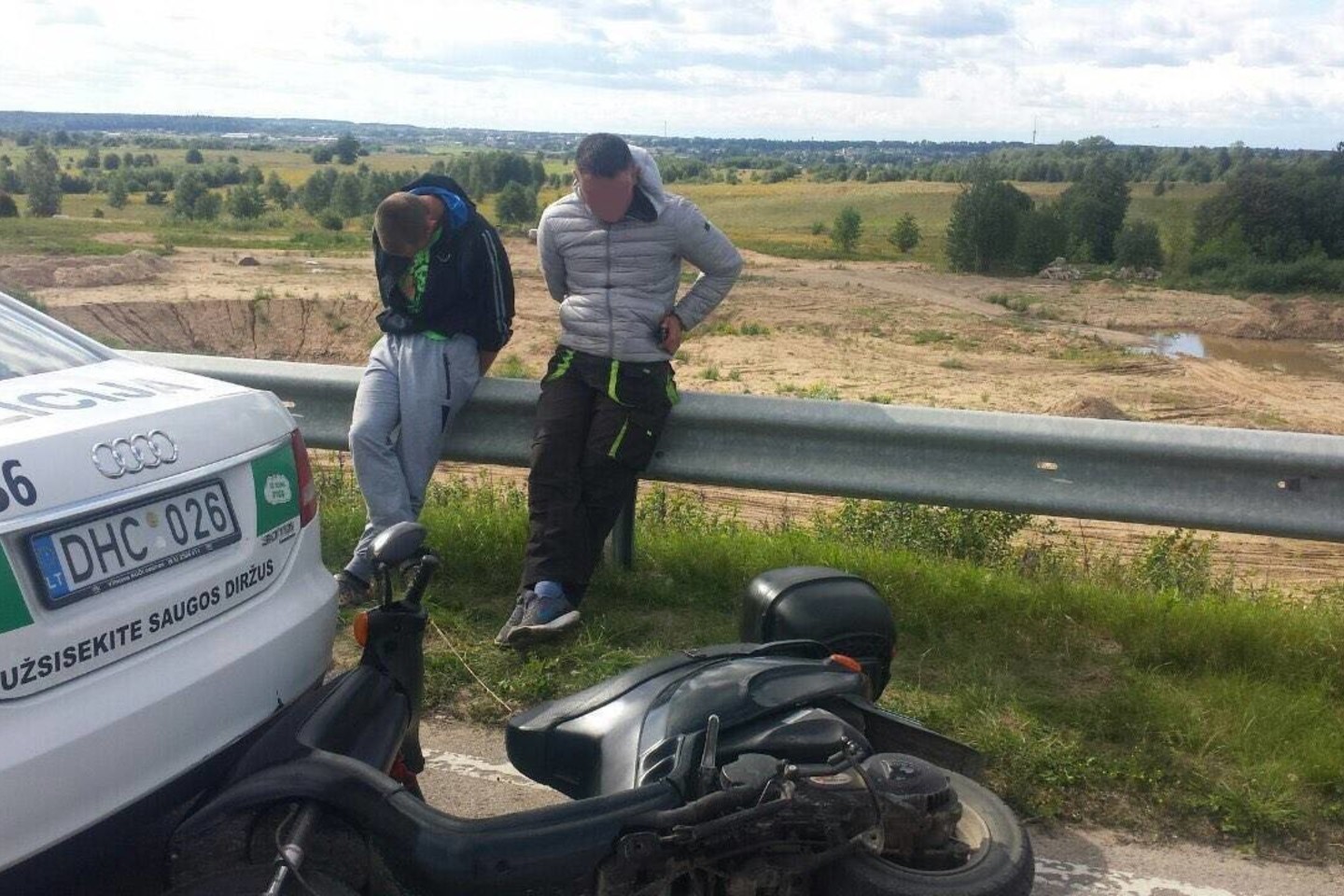 Apdaužęs policijos mašiną motociklininkas pasiūlė 100 eurų kyšį.