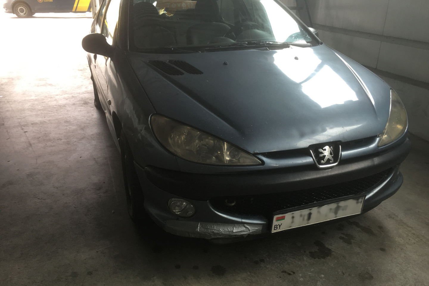 Sieną automobilis kirto ant kontrabanda prikimštų padangų.