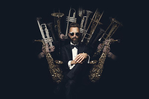 Ūsus užsiauginęs L. Adomaitis lyginamas su A. Smetona ir S. Dali