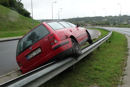 Kaune į orą pakilęs „Volkswagen“ nusileido ant atitvarų