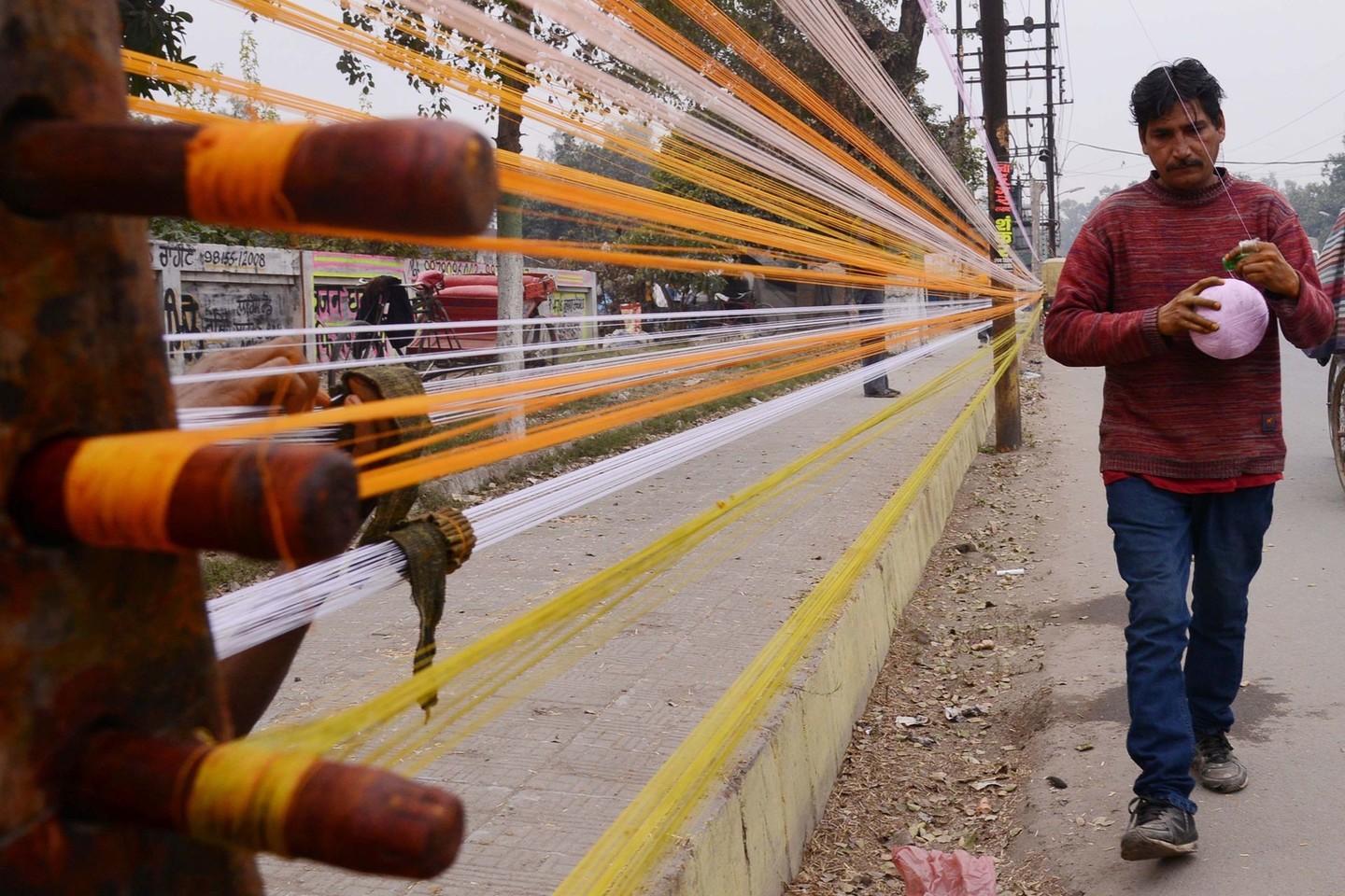 Indijoje mirė 3 žmonės, kuriems gerkles perrėžė aitvarų virvelės.<br>AFP/Scanpix nuotr.
