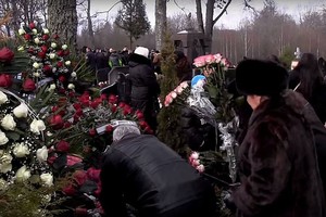 Plinta lyg virusas: Lietuvoje nufilmuotos laidotuvės atima žadą