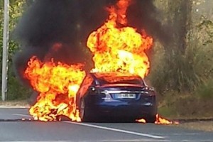 Vairuotojui šokas: „Tesla“ užsiliepsnojo tiesiog kelyje