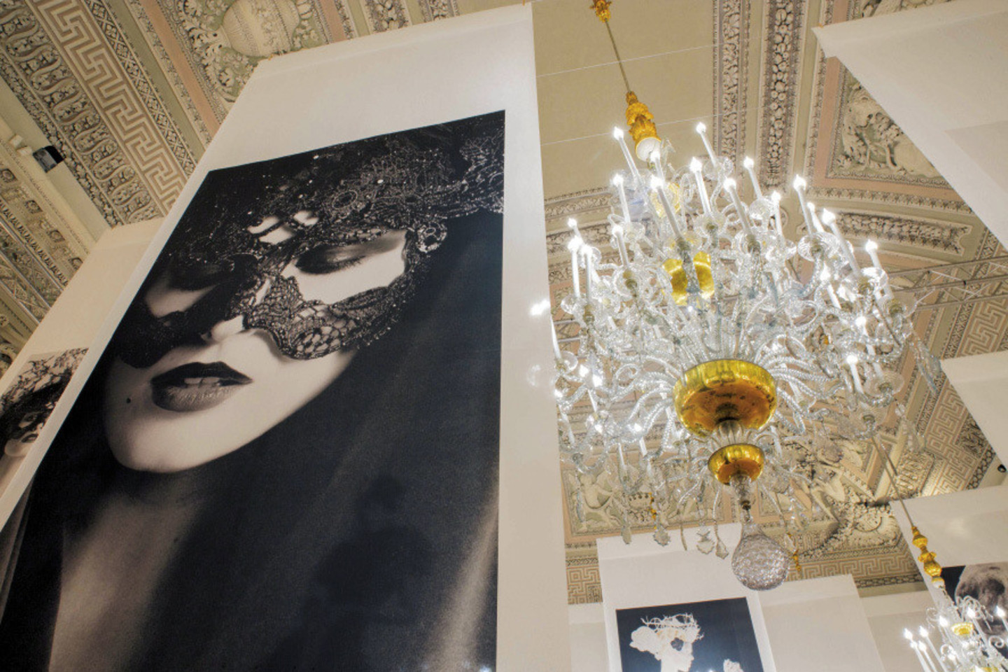 Karlo Lagerfeldo parodos ekspozicija vingiuoja per gražiausias Florencijos Pitti rūmų menes.<br>„Proj3ct Studio“ nuotr.