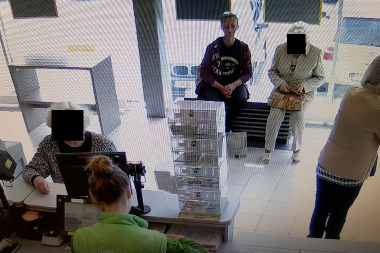 Pareigūnai ieško šios moters, kuri yra įtariama svetimų pinigų pasisavinimu Kauno prekybos centre.
