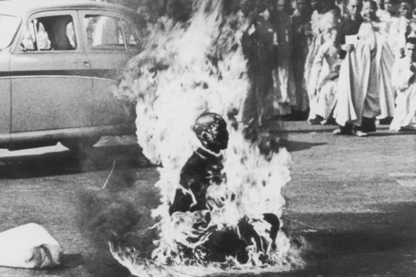 Garsioji Malcolmo Browne‘o nuotrauka, kurioje užfiksuotas budistų vienuolis Thich Quang Ducas, 1963 m. per Pietų Vietnamo krizę viešai susideginęs vienoje judrių Saigono sankryžų.