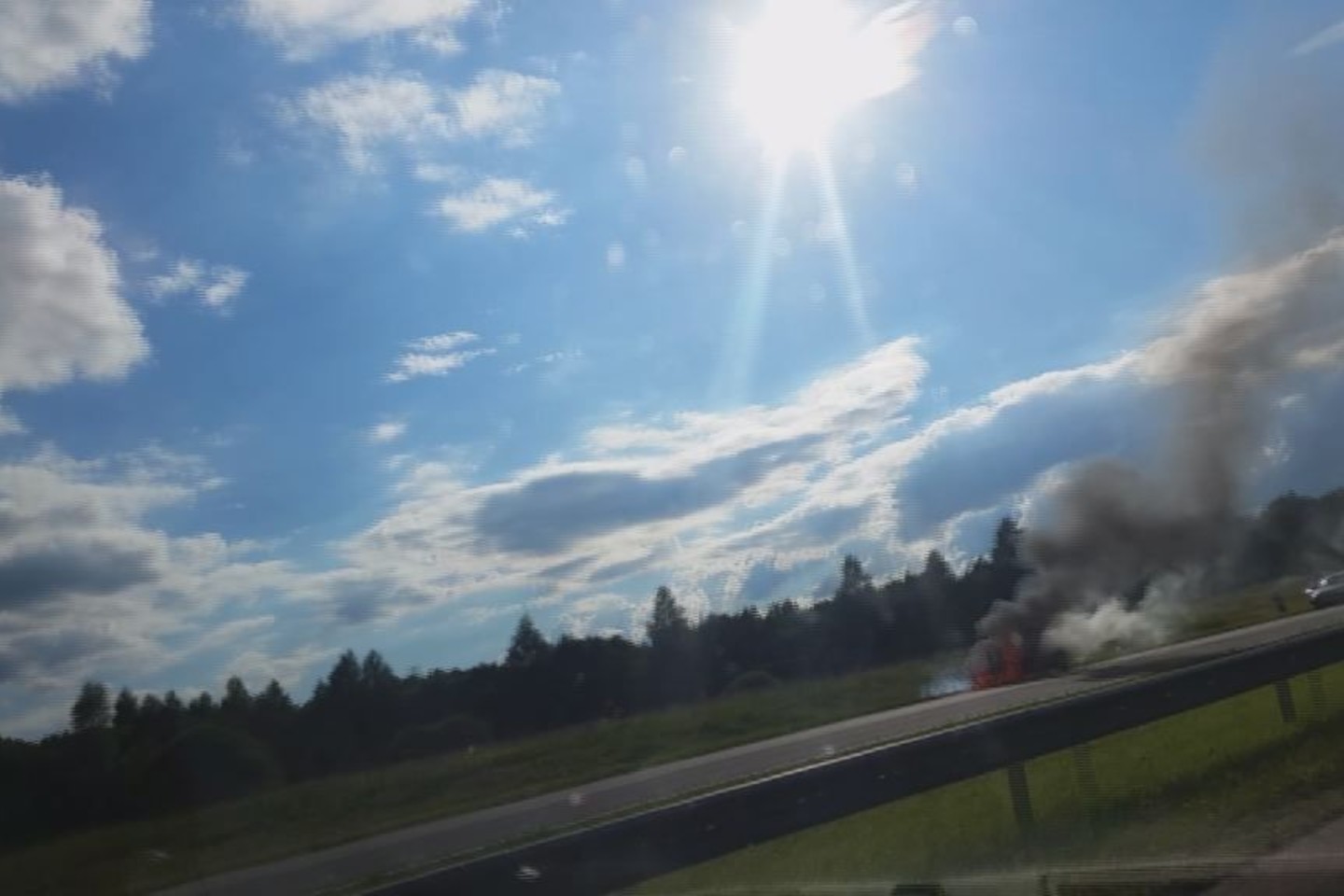 Kelyje Vilnius-Kaunas atvira liepsna užsidegė automobilis