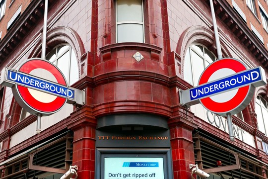 Londono metro dirbs visą parą