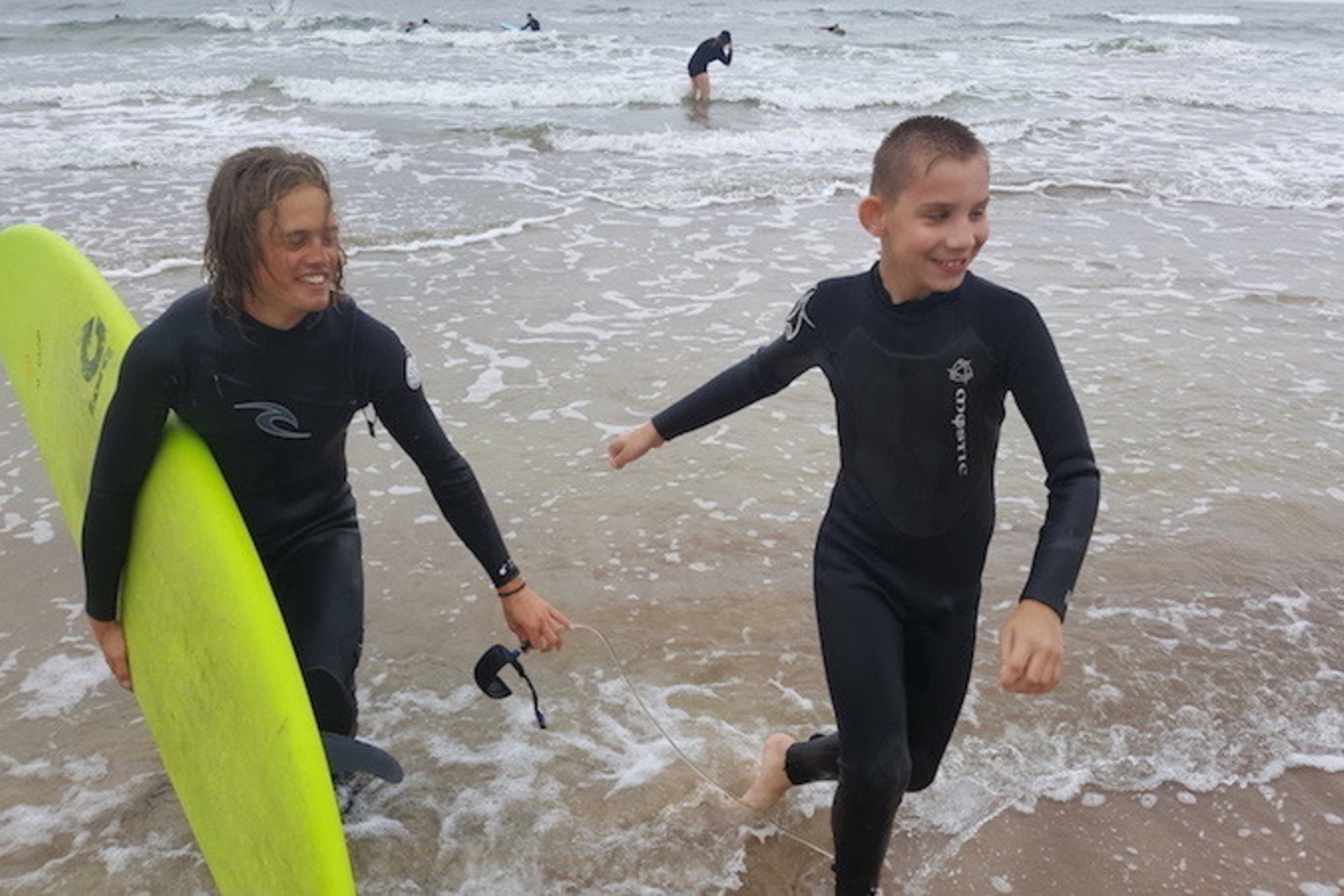 „Surf Camp“ užsiėmimų su specialių poreikių vaikais akimirkos.