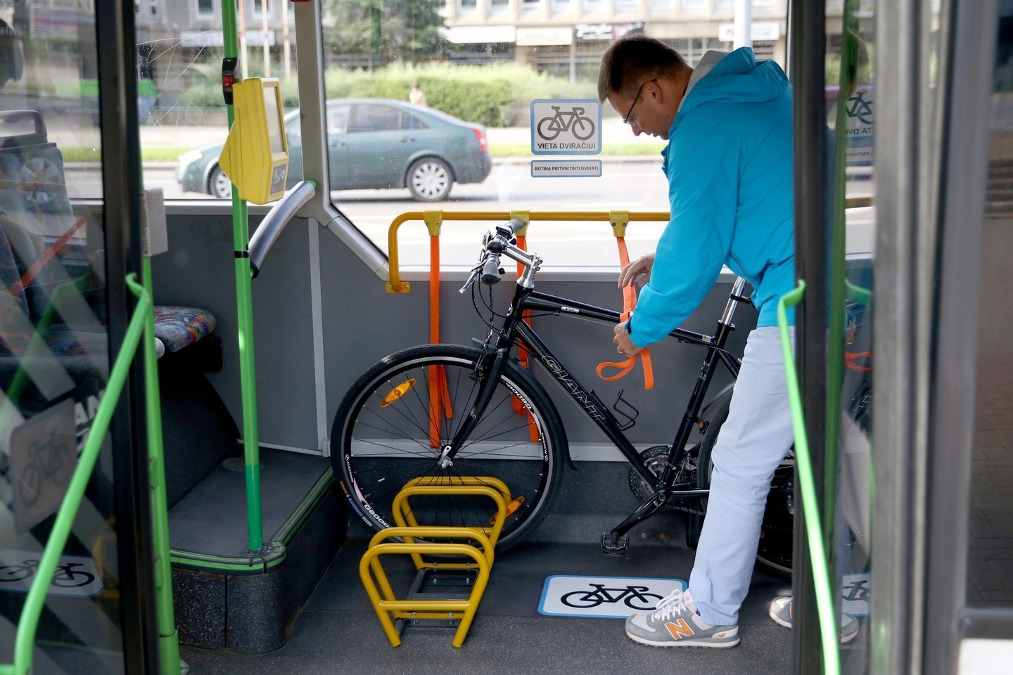 „Vilniaus viešojo transporto“ direktorius Gintaras Maželis stato dviratį į specialią vietą autobuse.