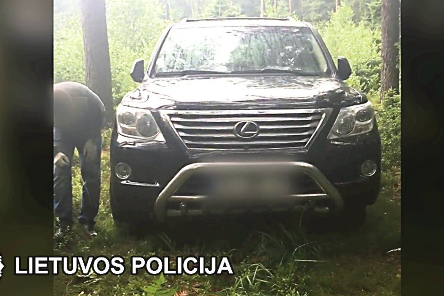 Apie 30 000 eurų kainuojantis baltarusio automobilis „Lexus“ buvo nugabentas į mišką ir apdengtas maskuojamuoju tinklu. Bet pareigūnai vis tiek jį surado.