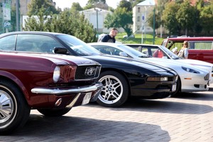 Garsūs vilniečiai susirinko į išskirtinių automobilių pristatymą