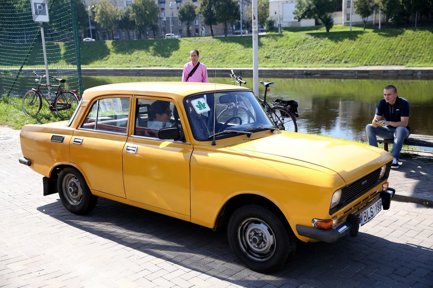 Šeštadienį prie Baltojo tilto buvo organizuotas užsienyje populiarių „automobiliai ir kava“ renginių analogas.<br>Ramūno Danisevičiaus nuotr.