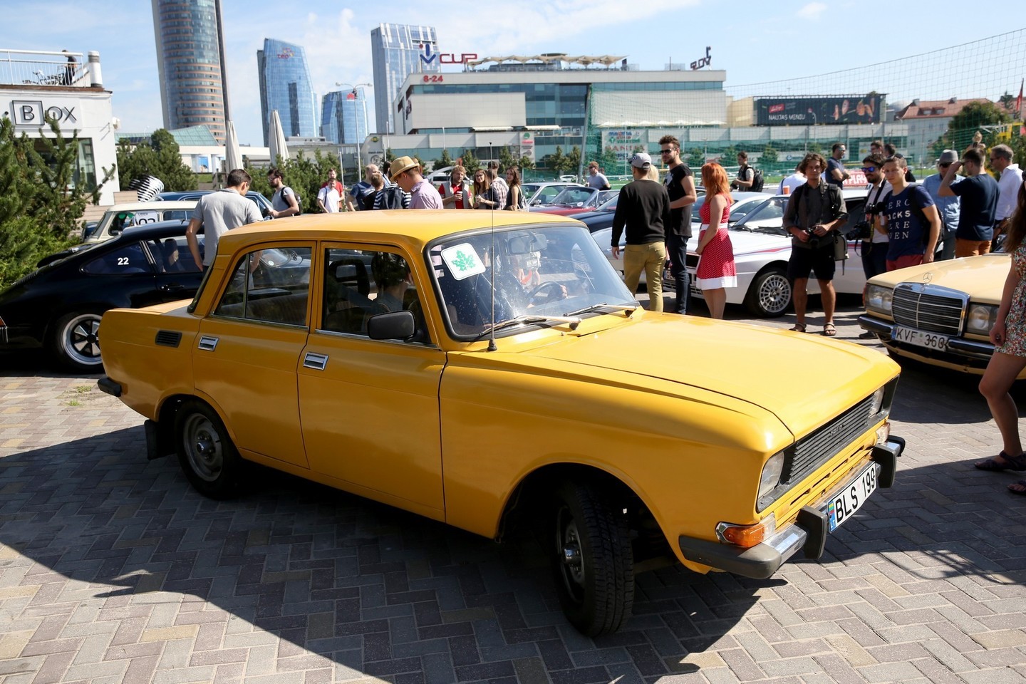 Šeštadienį prie Baltojo tilto buvo organizuotas užsienyje populiarių „automobiliai ir kava“ renginių analogas.<br>Ramūno Danisevičiaus nuotr.