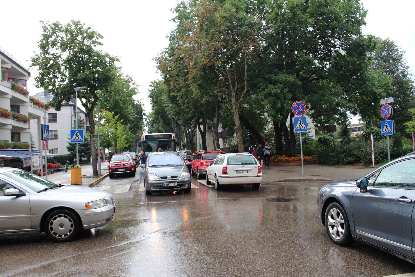 Sekmadienį po pietų išvykstančių poilsiautojų automobiliai užkišo kurorto centrinę gatvę.<br>A.Ziabkus