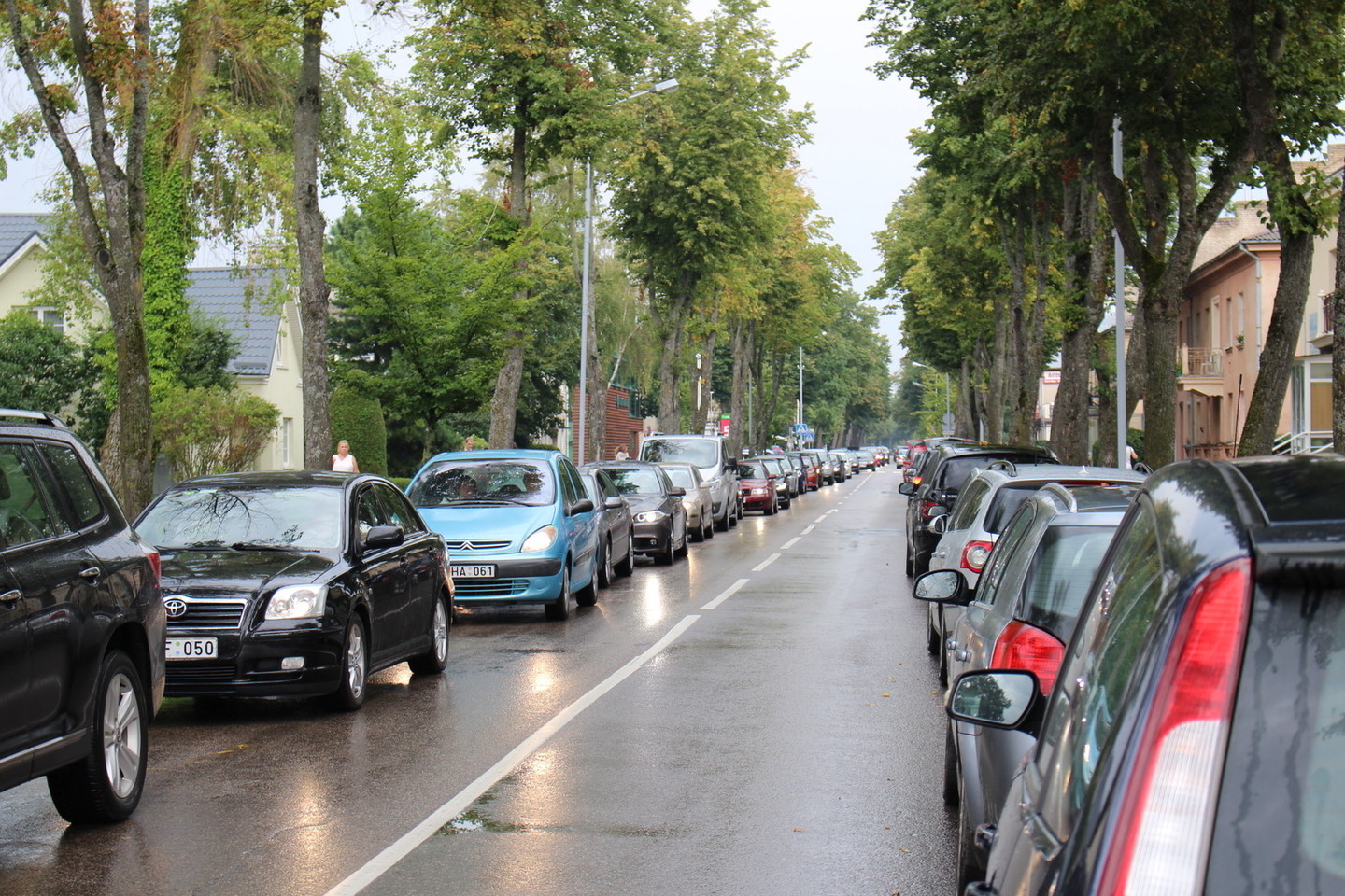 Sekmadienį po pietų išvykstančių poilsiautojų automobiliai užkišo kurorto centrinę gatvę.<br>A.Ziabkus