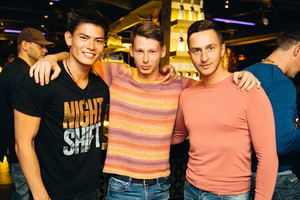 Modelis Simonas Pham atsipalaidavo su draugais