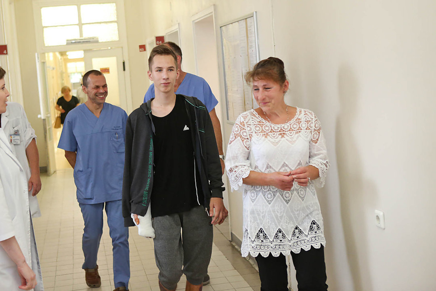Gydytojai teigė, kad į šiaudų smulkintuvą įkritęs jaunuolis turi antrą gimtadienį.<br>G. Bitvinsko nuotr.