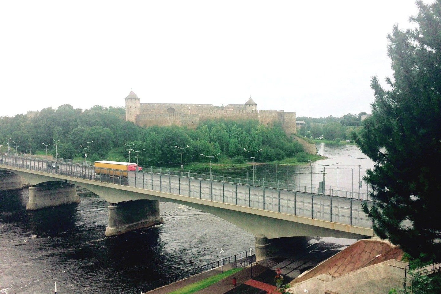 Narvą nuo Rusijos pusėje stūksančios Ivangorodo tvirtovės skiria tik upė. Per tiltą laisvai keliauti gali Estijos paso neturintys gyventojai, jų mieste – apie pusę.<br>J.Adakauskaitės nuotr.