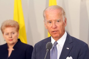 Joe Bidenas ragino Baltijos šalis nepaisyti D. Trumpo kalbų