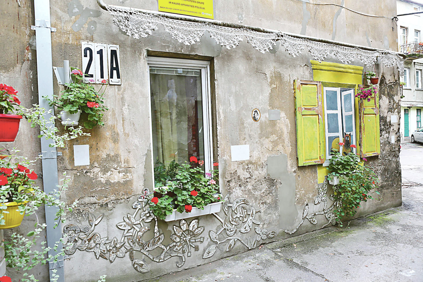 E.Ožeškienės gatvės 21C numeriu pažymėto namo kiemu rūpinasi jame įsikūręs kaunietis menininkas Vytenis Jakas.<br>G.Bitvinsko nuotr.