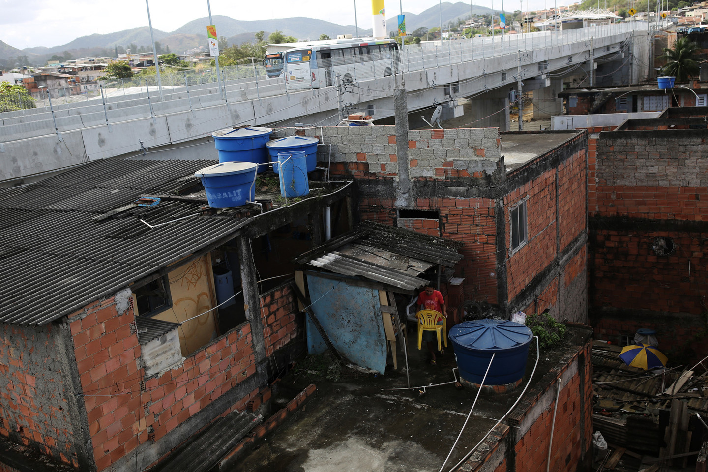 Rio de Žaneiro favelos liko už olimpinės šventės ribų. Čia virė kitoks gyvenimas.<br>Reuters/Scanpix nuotr.