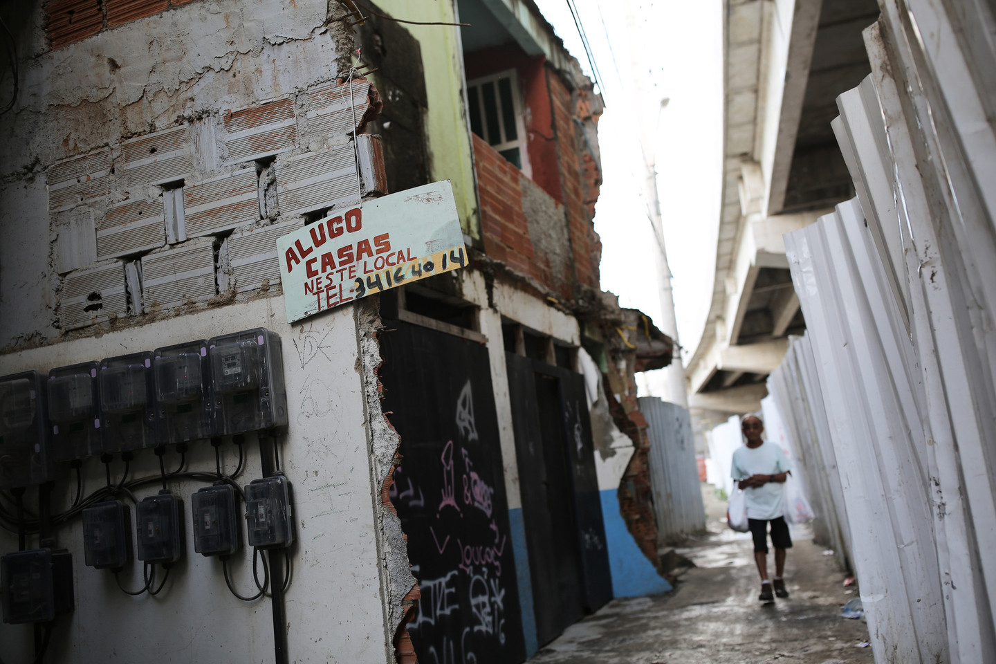 Rio de Žaneiro favelos liko už olimpinės šventės ribų. Čia virė kitoks gyvenimas.<br>Reuters/Scanpix nuotr.