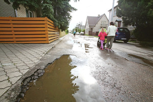 Duobėta gatve einantys vaikai priklausomi nuo chuliganų malonės