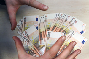 Advokatą vaidinantis sukčius bėga ir nuo klientų, ir nuo teismo