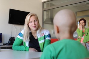 Rūta Meilutytė aplankė vėžiu sergančius vaikus